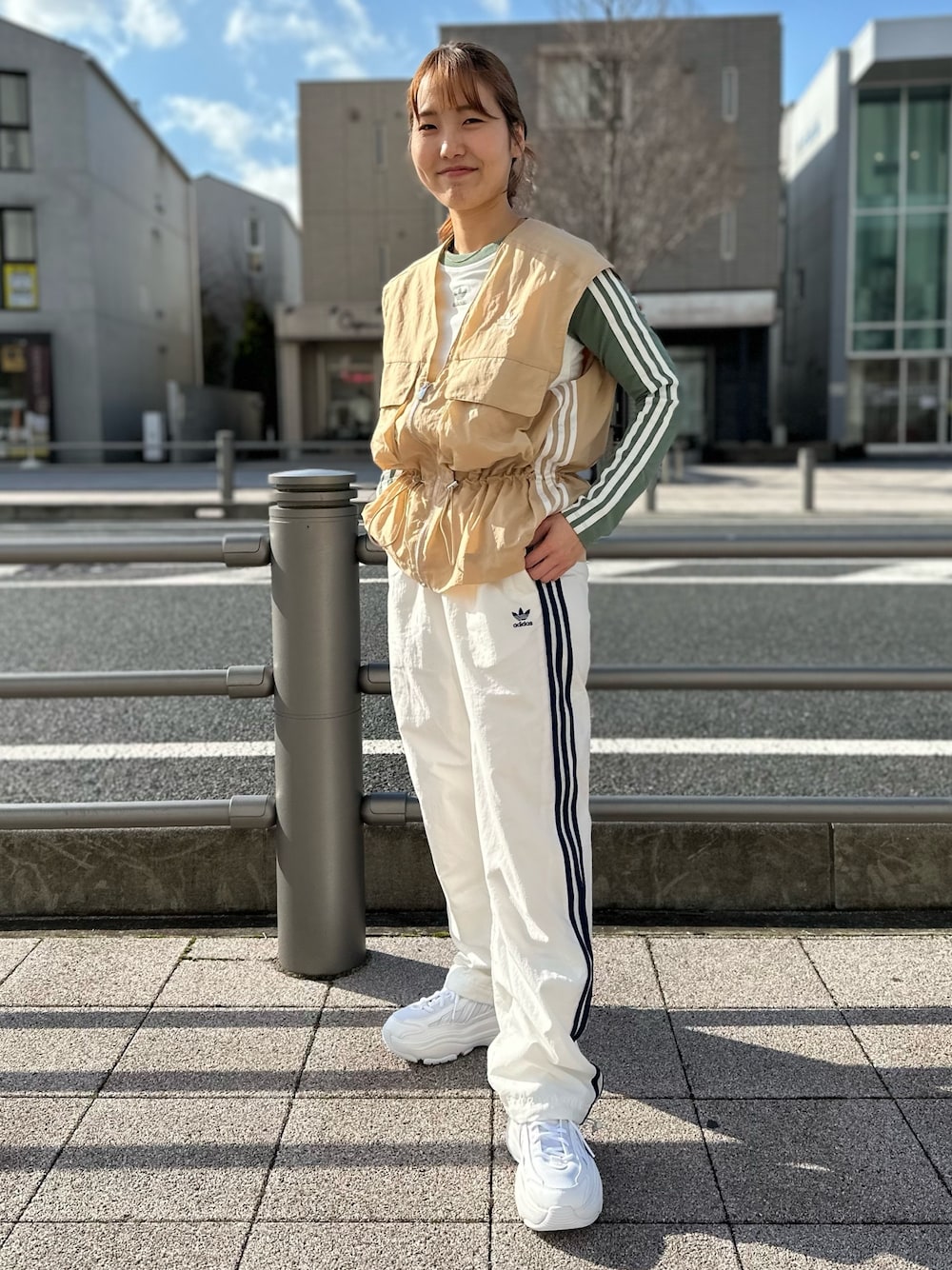 「スニーカー、adidas、ベスト、ジャージ、アディダス、バルーンパンツ、adidas originals、厚底スニーカー、長袖Tシャツ、オズガイア」｜「adidasのベスト / アディダスオリジナルス adidas Originals（ベスト、ベージュ系）」を使った、TFさん（レディース・156cm）の春コーディネートの1枚目の写真