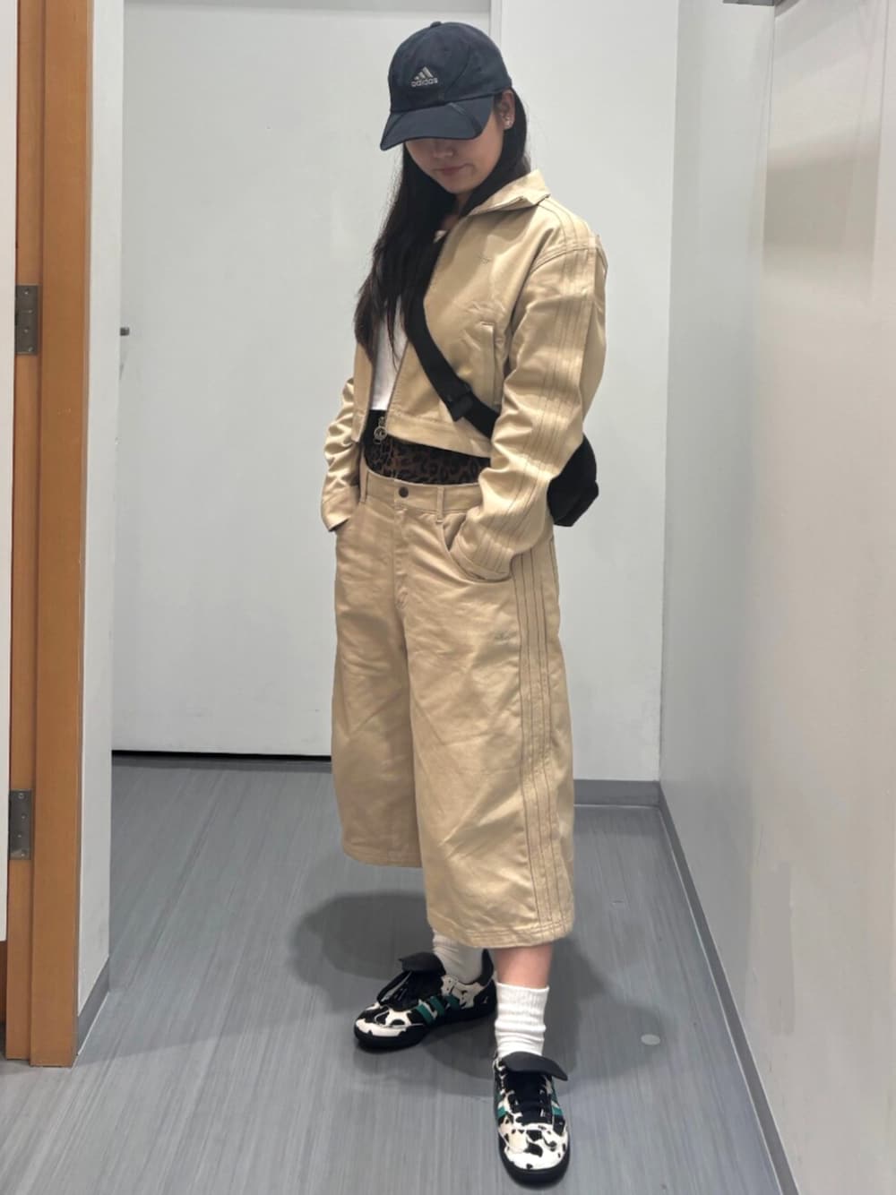 「ショルダーバッグ、ジョーツ、ショートパンツ、デニム、スニーカー、adidas、adidas originals、アディダス、アディダスオリジナルス、セットアップ、サンバ」｜「adidasのAdilenium シーズン 4 キャップ / アディダスオリジナルス adidas Originals（キャップ、ブラック系）」を使った、TFさん（レディース・156cm）の秋コーディネートの1枚目の写真