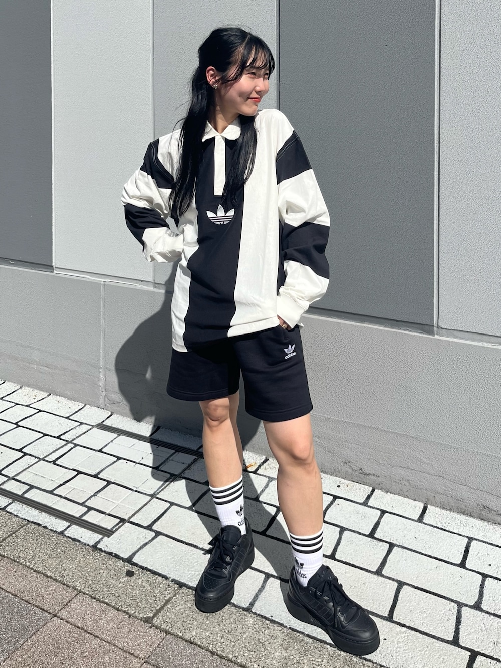 「スニーカー、ショートパンツ、adidas、モノトーン、アディダス、厚底シューズ、adidas originals、アディダスオリジナルス、アディダスコーデ、フォーラム」｜「adidasのトレフォイル エッセンシャルズ ショーツ  / ハーフパンツ / アディダスオリジナルス adidas Originals（その他パンツ、ブラック系）」を使った、TFさん（レディース・156cm）の夏コーディネートの1枚目の写真