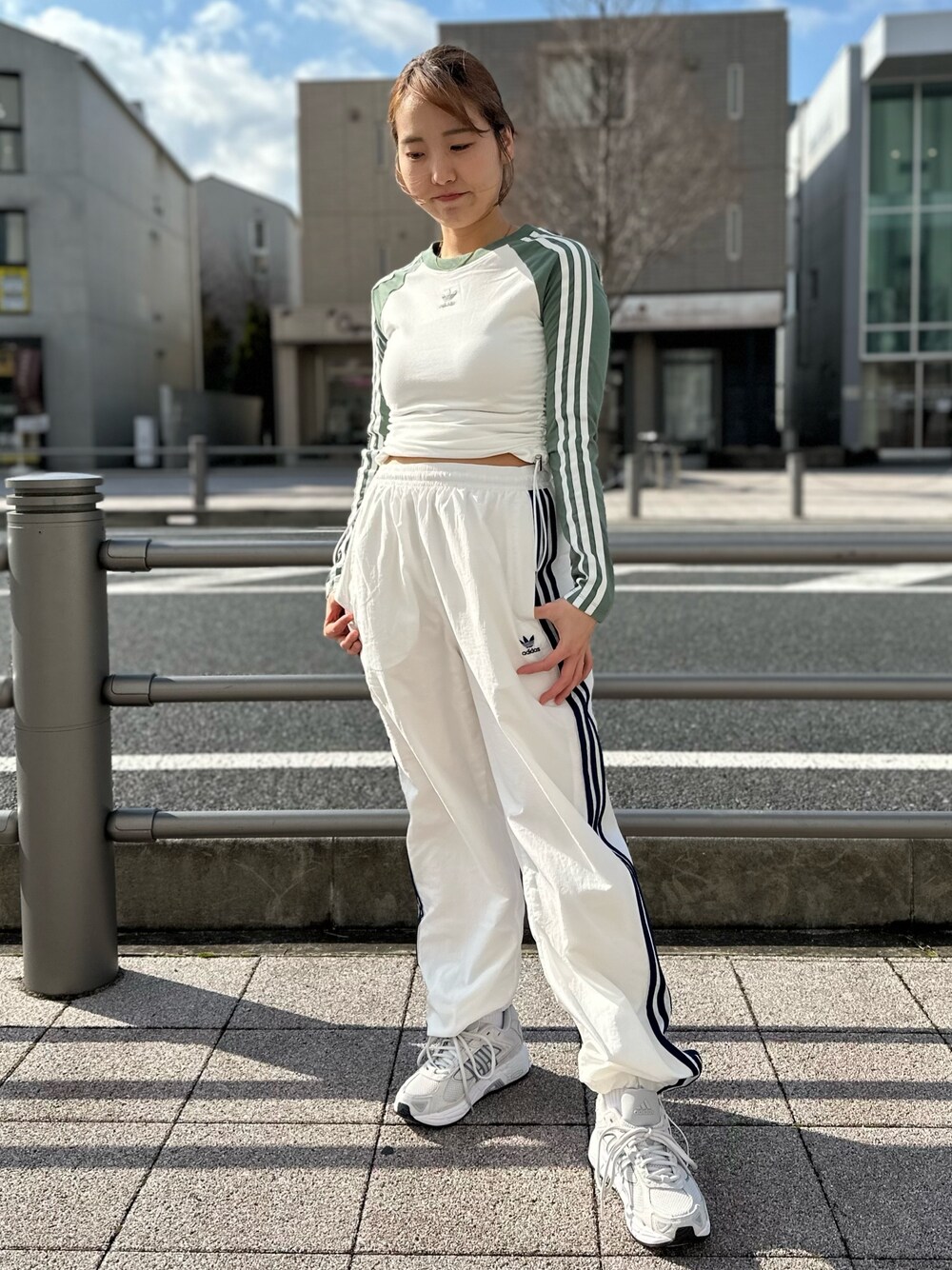 「スニーカー、adidas、ジャージ、アディダス、バルーンパンツ、adidas originals、長袖Tシャツ、ウーブンパンツ、レスポンス」｜「adidasのレスポンス CL / Response CL / アディダスオリジナルス adidas Originals スニーカー（スニーカー、グレー系）」を使った、TFさん（レディース・156cm）の春コーディネートの1枚目の写真