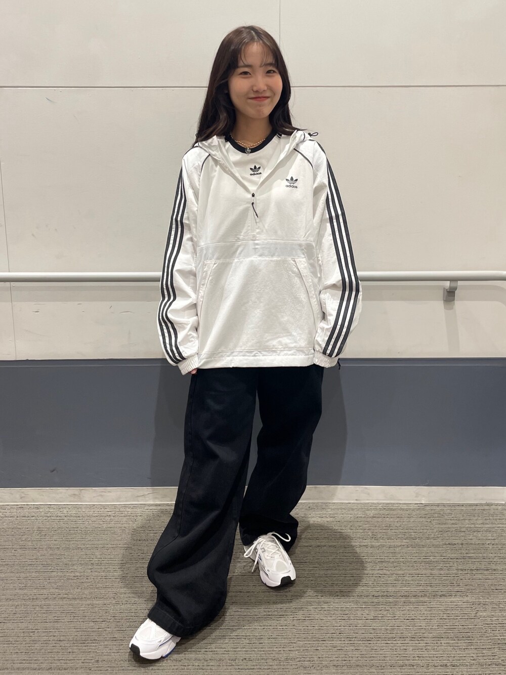 「スニーカー、adidas、デニムパンツ、厚底シューズ、adidas originals、アノラック、アノラックパーカー、ハーフジップ、クセニア・シュナイダー、オズミレン」｜「adidasのアノラック / ANORAK / アディダスオリジナルス adidas Originals（ナイロンジャケット、ホワイト系）」を使った、TFさん（レディース・156cm）の冬コーディネートの1枚目の写真