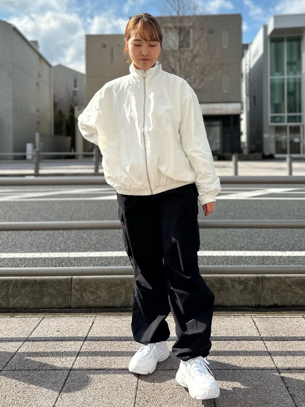 「スニーカー、ジャケット、adidas、ジャージ、アディダス、ナイロンジャケット、adidas originals、厚底スニーカー、ウインドブレーカー、オズガイア」｜「adidasのプレミアム エッセンシャルズ ナイロンウインドブレーカー / アディダスオリジナルス adidas Originals（ナイロンジャケット、ホワイト系）」を使った、TFさん（レディース・156cm）の春コーディネートの1枚目の写真