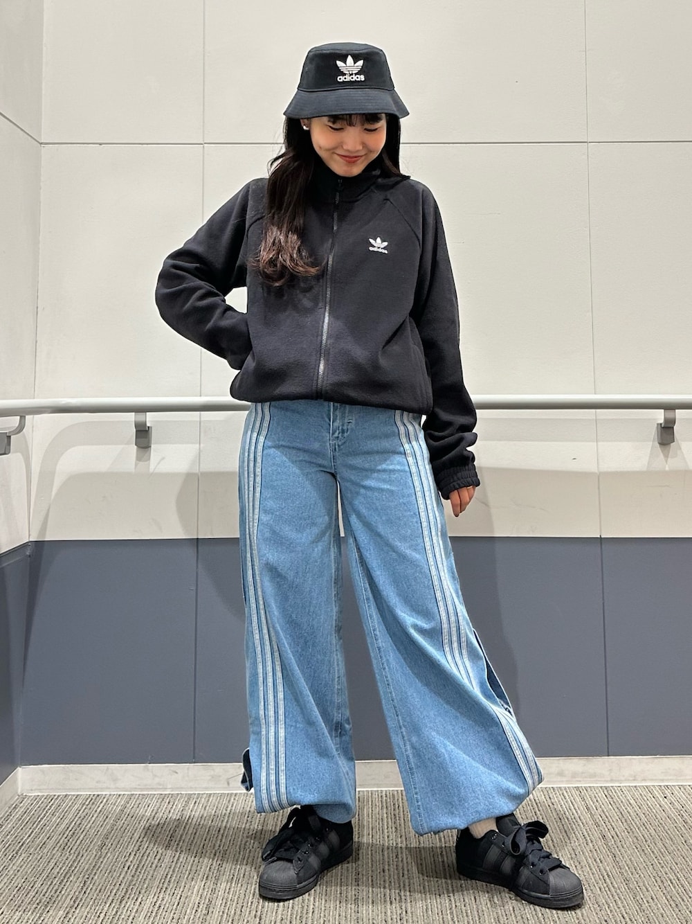 「スニーカー、デニム、adidas、フリース、デニムパンツ、フリースジャケット、adidas originals、バケットハット、スーパースター、アディカラー」｜「adidasのスーパースター / Superstar（シューズ、ブラック系）」を使った、TFさん（レディース・156cm）の秋コーディネートの1枚目の写真