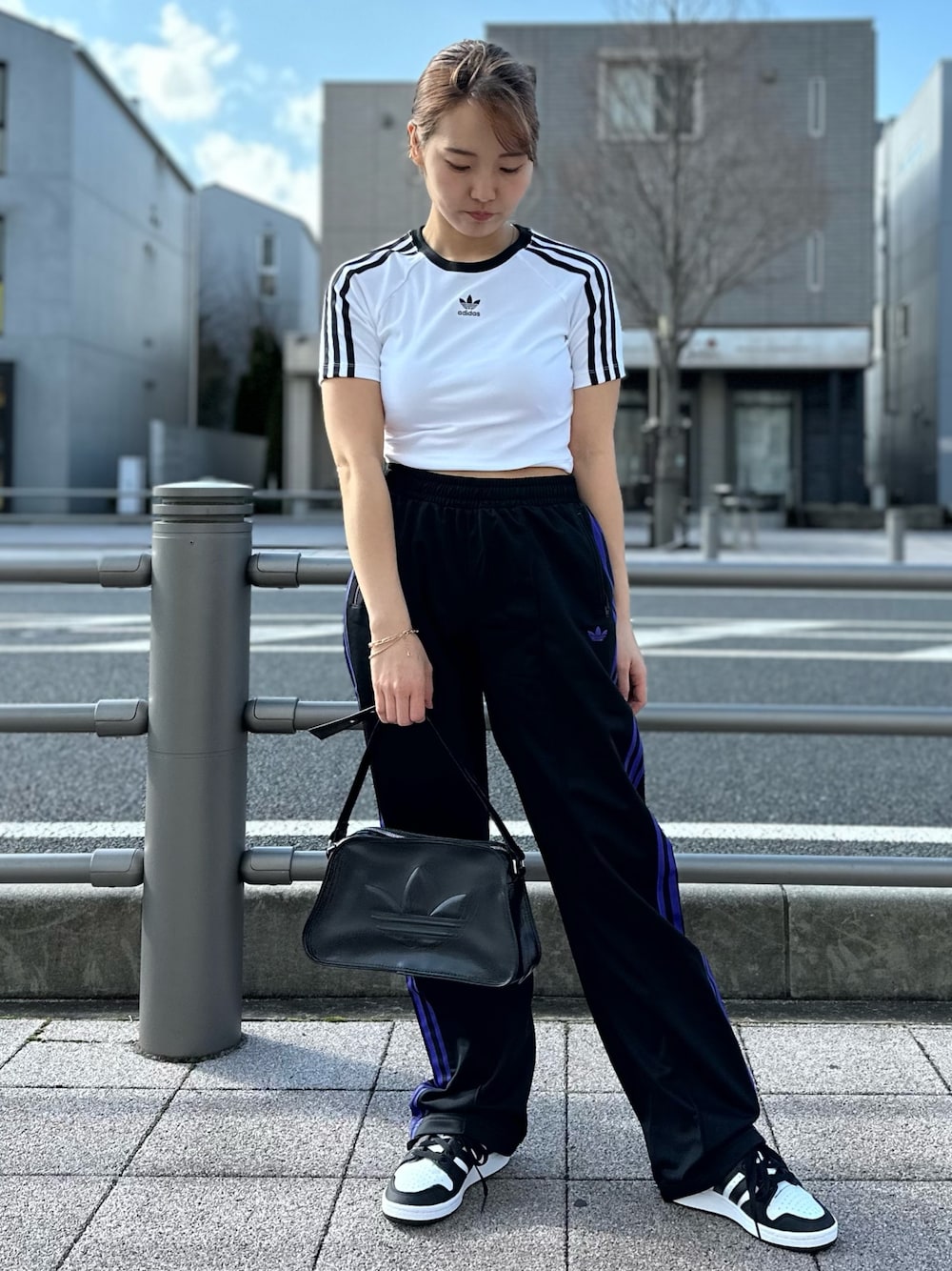 「ショルダーバッグ、Tシャツ、adidas、ジャージ、アディダス、トラックパンツ、adidas originals、クロップドトップス、ベッケンバウアー」｜「adidasのスリーストライプス 半袖ベビーTシャツ / アディダスオリジナルス adidas Originals（Tシャツ/カットソー、ホワイト系）」を使った、TFさん（レディース・156cm）の春コーディネートの1枚目の写真