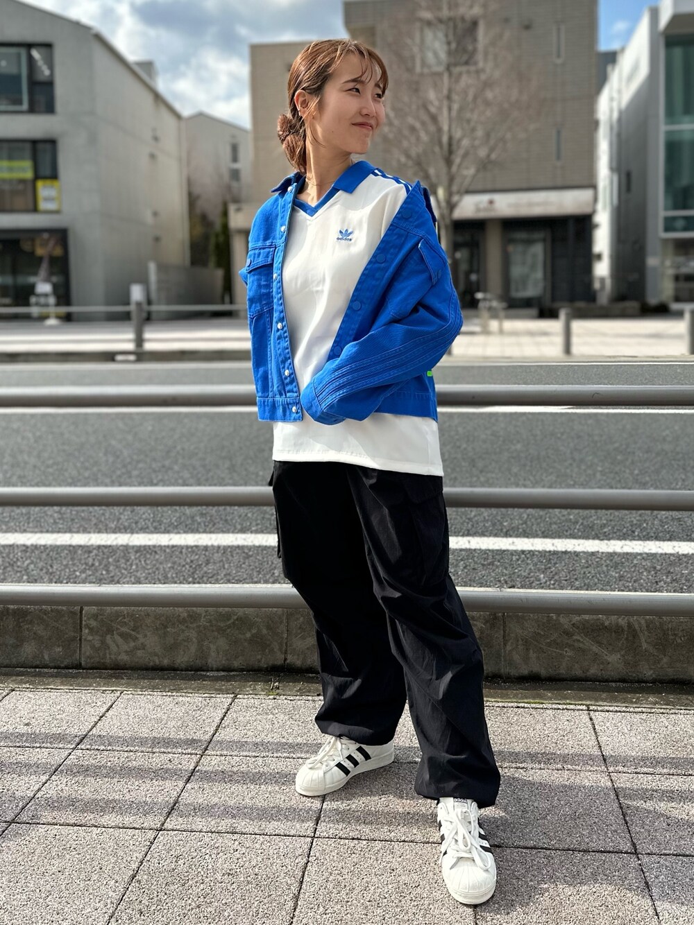 「スニーカー、デニムジャケット、adidas、ロンT、adidas originals、長袖Tシャツ、スーパースター、スリーストライプス、クセニア・シュナイダー」｜「adidasのKSENIASCHNAIDER スリーストライプス ダイドジャケット（デニムジャケット、ブルー系）」を使った、TFさん（レディース・156cm）の春コーディネートの1枚目の写真