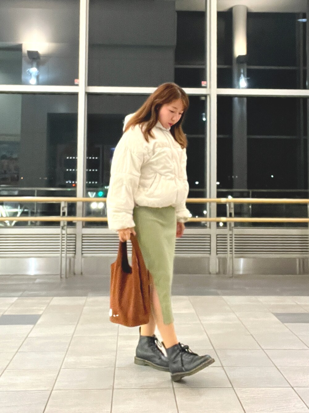 「秋冬コーデ、シンプルスタイル、大人カジュアル、ニットコーデ、お洒落さんとつながりたい、カラーコーデ、ootd、大人ガーリー、グリーン、スリット、ダウンジャケット、冬コーデ、アウター」｜「RAY CASSINのアイテム（ダウンジャケット/コート、ホワイト系）」を使った、EMIさん（レディース・160cm）の冬コーディネートの1枚目の写真