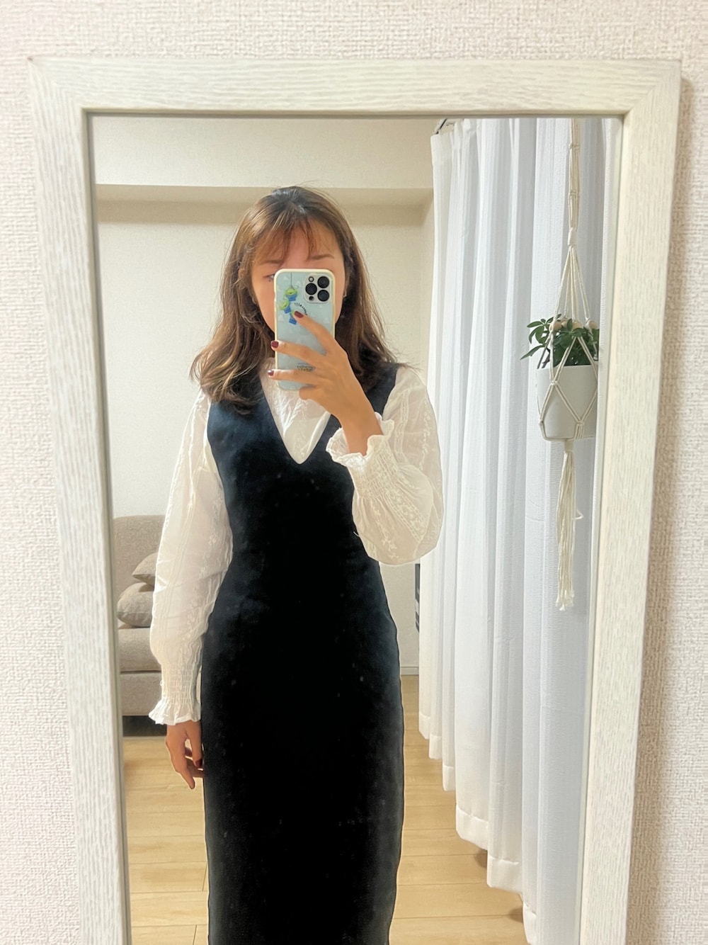 ブルー系のワンピース、ホワイト系のシャツ/ブラウスを着用したレディースの秋コーディネートの1枚目の写真