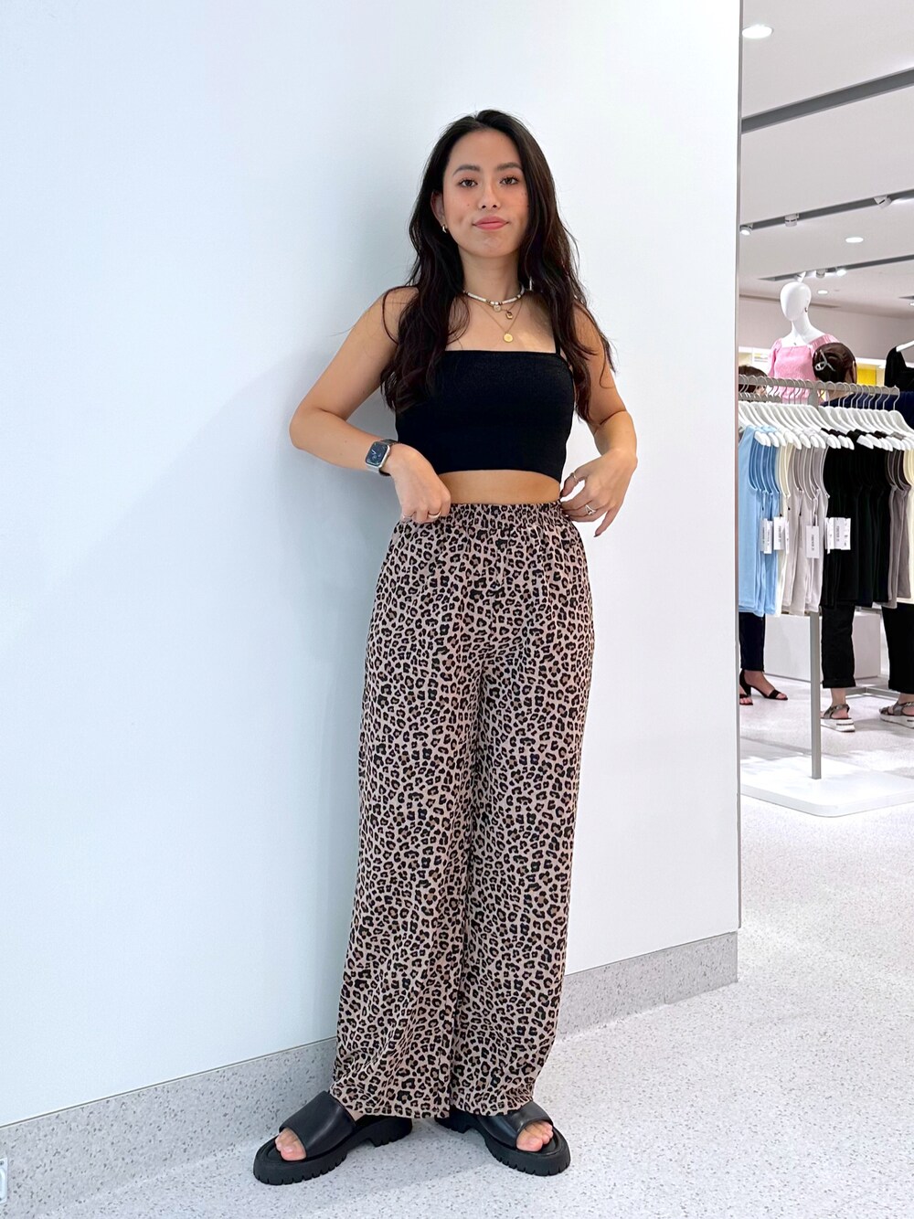 ブラック系のニット/セーター、その他のその他パンツ、ブラック系のサンダルを着用したレディースの夏コーディネートの1枚目の写真