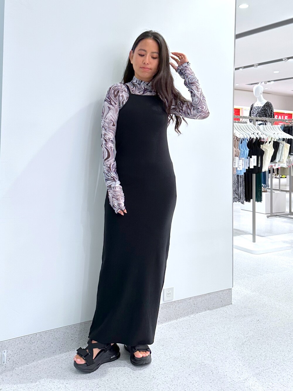 ブラック系のサンダル、ブラック系のワンピース、グレー系のTシャツ/カットソーを着用したレディースの夏コーディネートの1枚目の写真