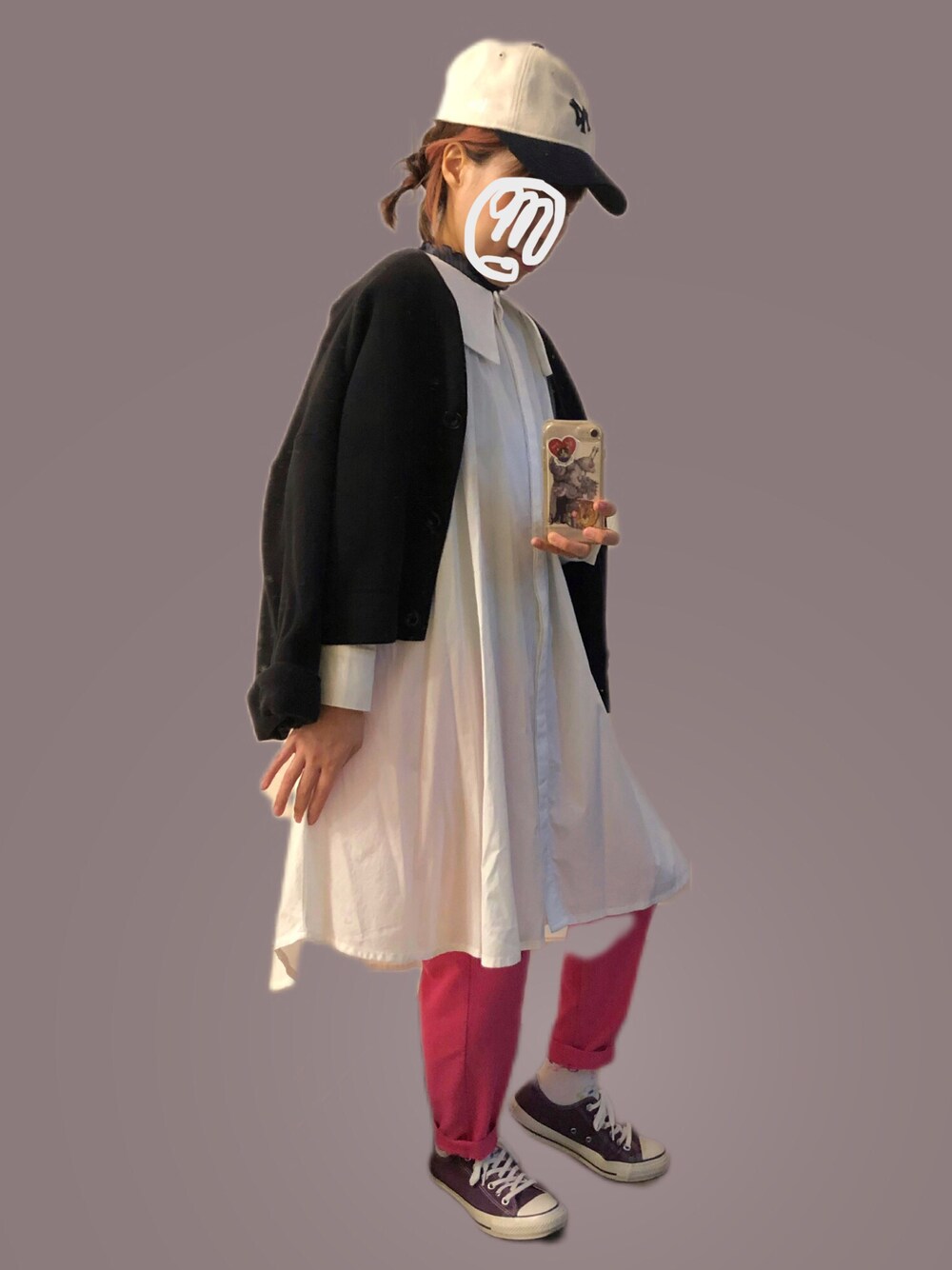 パープル系のスニーカー、ブラック系のカーディガン/ボレロ、ピンク系のその他パンツを着用したレディースの秋コーディネートの1枚目の写真