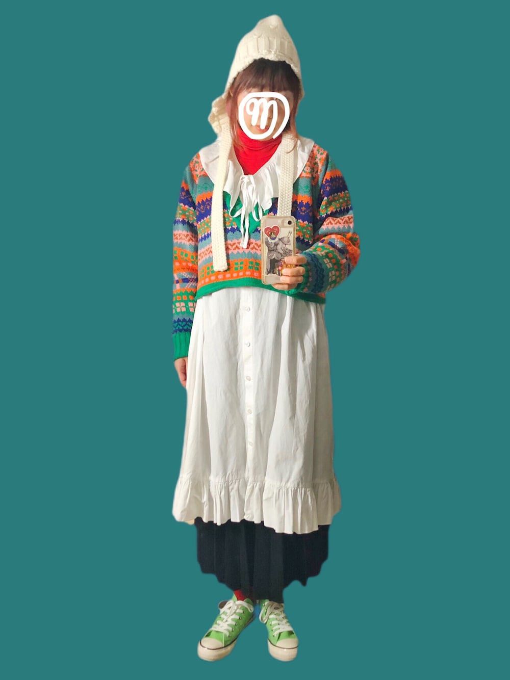 グリーン系のニット/セーター、グリーン系のスニーカー、ホワイト系のワンピースを着用したレディースの冬コーディネートの1枚目の写真