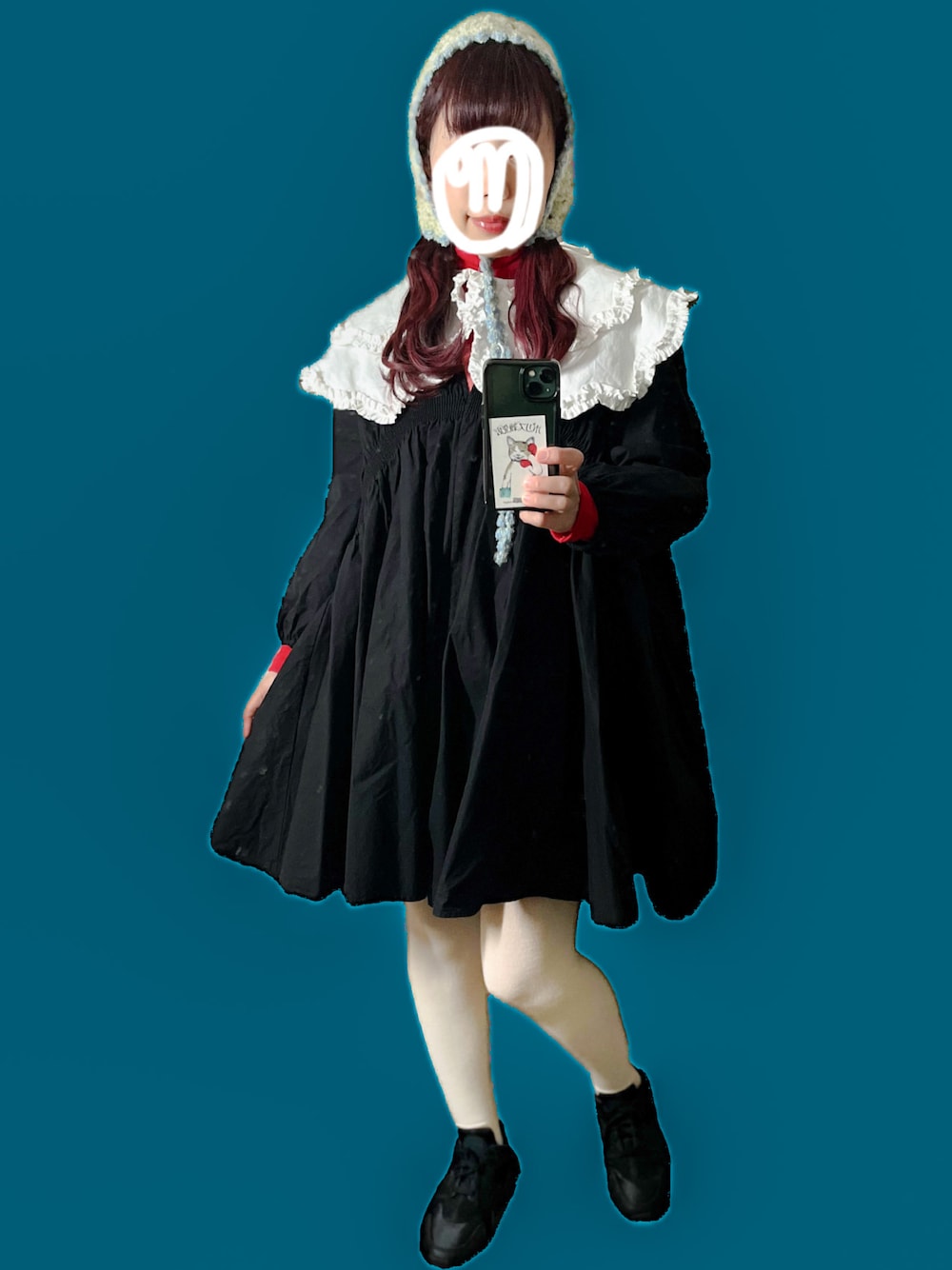 「冬コーデ、大人ガーリー、冬アウター、つけ襟、ワンピース、白タイツ、スニーカー、グランマ、ボンネット、カオリノモリ、ティペット、スニーカーコーデ、大人かわいい、クリスマスに着たい服、かぼちゃパンツ」｜「kaorinomoriのkaorinomori フィーユボンネ ミナ / カオリノモリ（ハット、グリーン系）」を使った、finsofansson88さん（レディース・154cm）の冬コーディネートの1枚目の写真