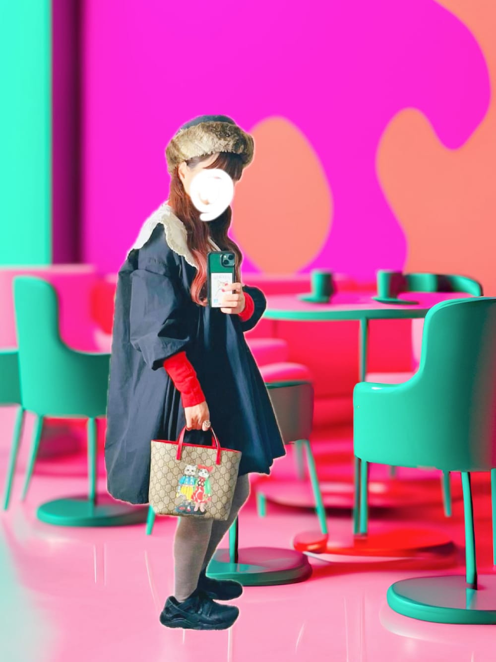 ホワイト系のその他パンツ、ブラック系のスニーカー、ブラック系のワンピース/ドレスを着用したレディースの冬コーディネートの1枚目の写真