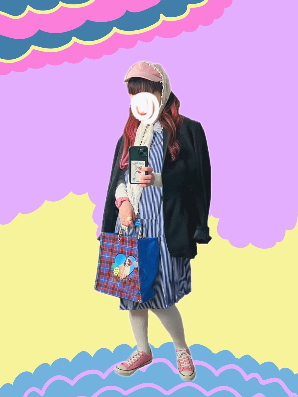 ピンク系のスニーカー、ブルー系のハンドバッグ、ホワイト系のTシャツ/カットソーを着用したレディースの春コーディネートの1枚目の写真