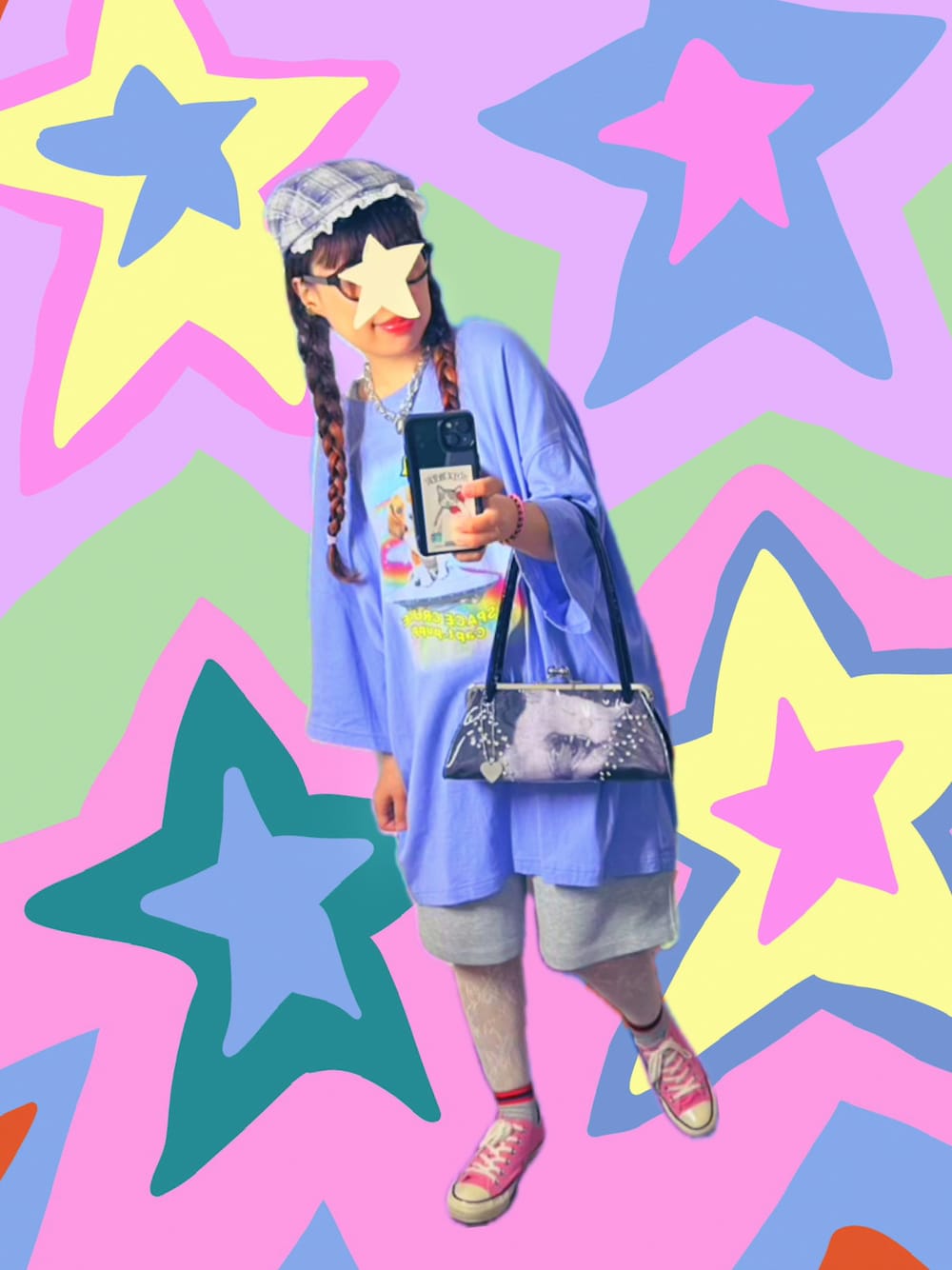 ブルー系のTシャツ/カットソー、ブラック系のハンドバッグ、ピンク系のスニーカーを着用したレディースの夏コーディネートの1枚目の写真