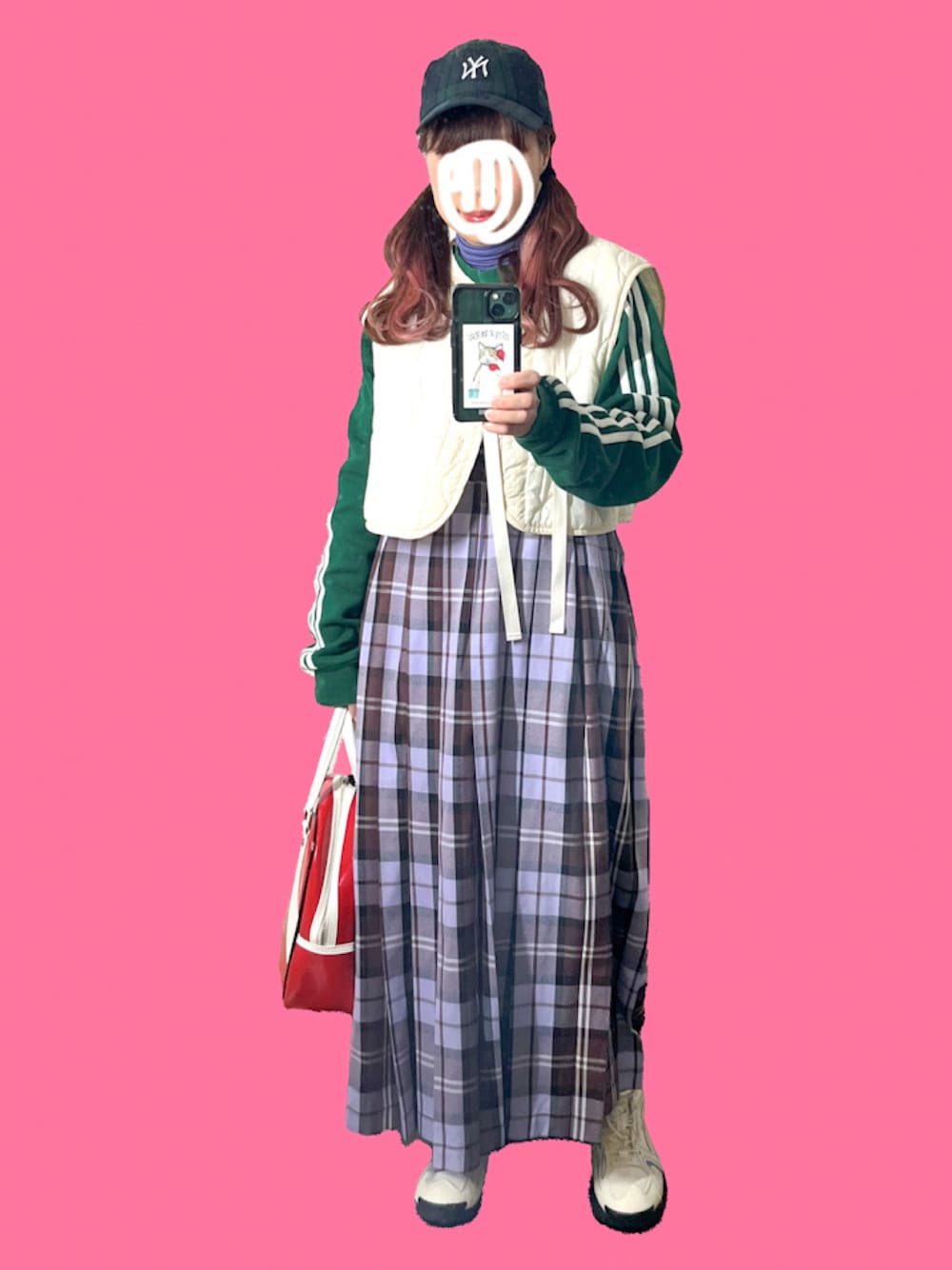 グリーン系のスウェット、パープル系のスカート、レッド系のボストンバッグを着用したレディースの冬コーディネートの1枚目の写真