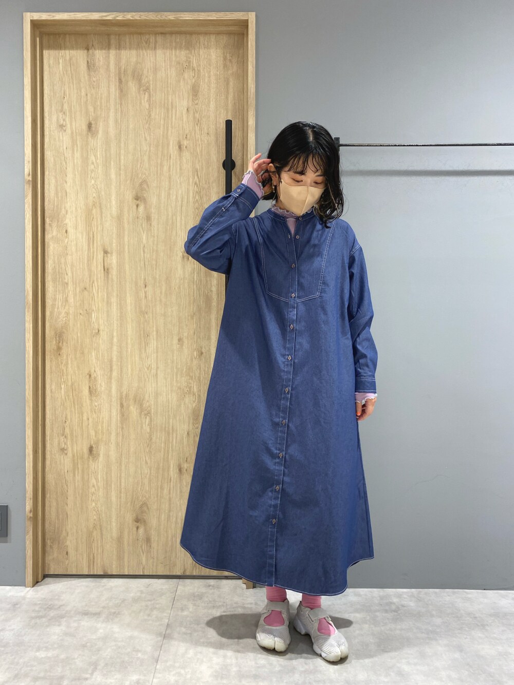 「メランクルージュ、MelanCleuge、Melan Cleuge リノアス八尾店、デニムワンピース、デニムシャツワンピース、デニム、差し色、シアートップス、メロートップス、ワンピース、ワンピース×スニーカー、ピンクソックス、ママコーデ、ママファッション、30代」｜「NIKEのNIKE WOMENS AIR RIFT BR 848386-100（サンダル、ホワイト系）」を使った、Lisaさん（レディース・160cm）の夏コーディネートの1枚目の写真