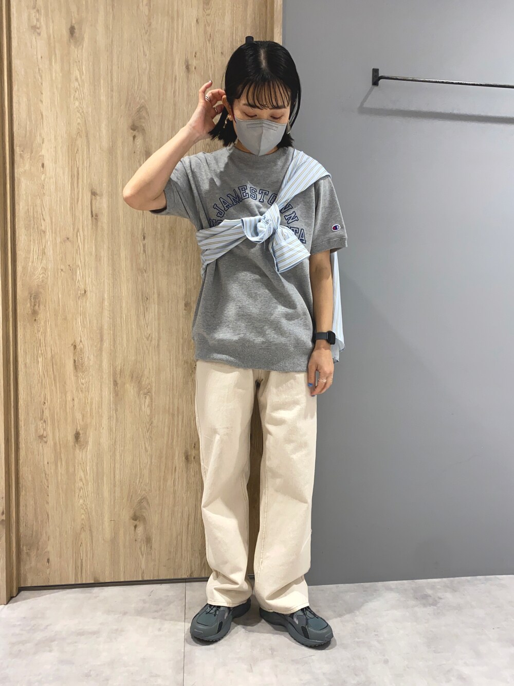 グレー系のTシャツ/カットソー、ブルー系のシャツ/ブラウス、ホワイト系のデニムパンツを着用したレディースの春コーディネートの1枚目の写真