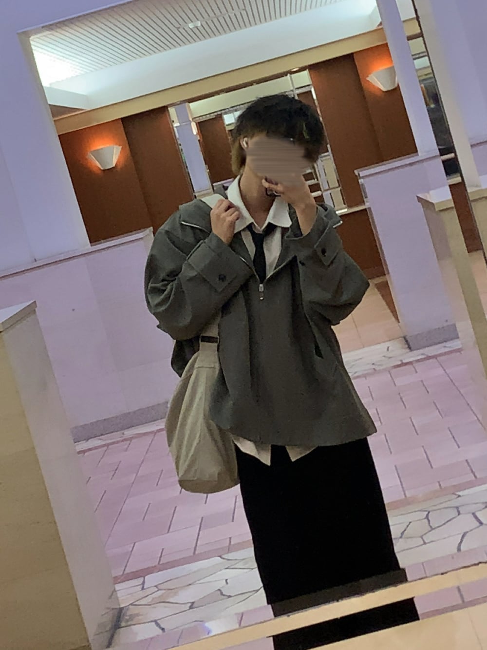 「ファッションを楽しもう、シンプルコーデ、秋服、メンズコーデ、ワイドパンツ、モノトーン、マウンテンパーカー、ネクタイ、ネクタイコーデ、韓国ファッション、韓国風コーデ、シャツスタイル、秋コーデ、かわいい、かっこいい」｜「Loose/ルースのドレープオーバー モードマウンテンパーカー【セットアップ対応】（マウンテンパーカー、グレー系）」を使った、うたさん（メンズ・168cm）の秋コーディネートの1枚目の写真