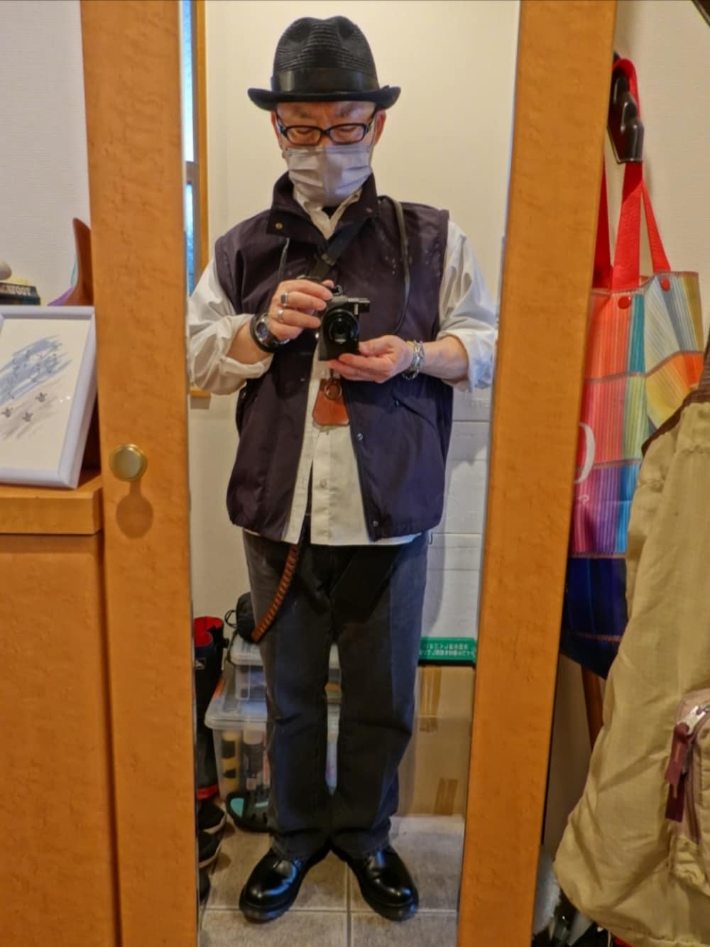 ブラック系のシューズ、グレー系のデニムパンツ、ブラック系のTシャツ/カットソーを着用したメンズの春コーディネートの1枚目の写真