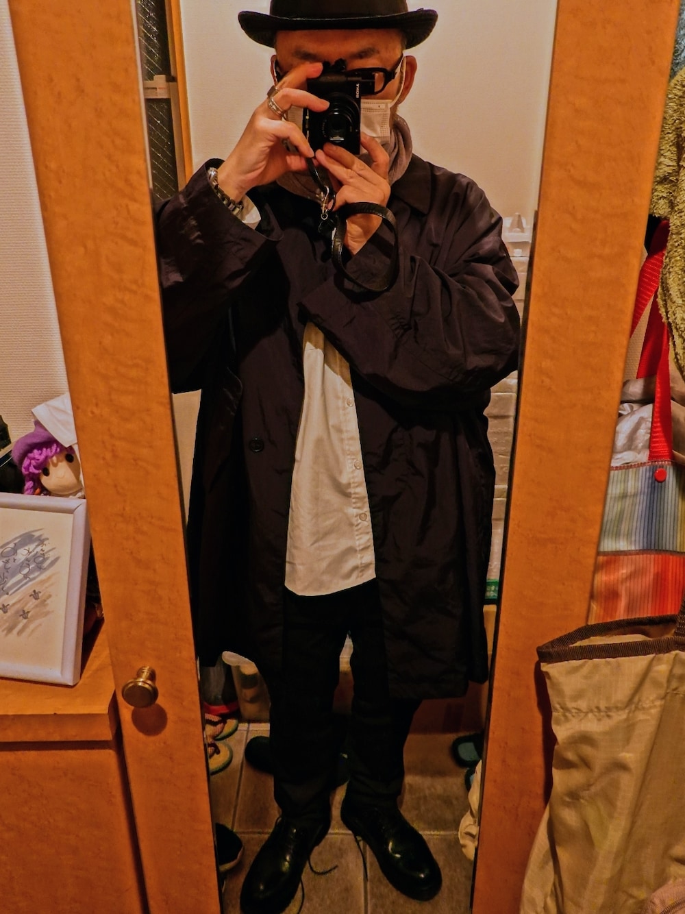 ブラック系のシューズ、ホワイト系のシャツ/ブラウス、ブラック系のステンカラーコートを着用したメンズの秋コーディネートの1枚目の写真