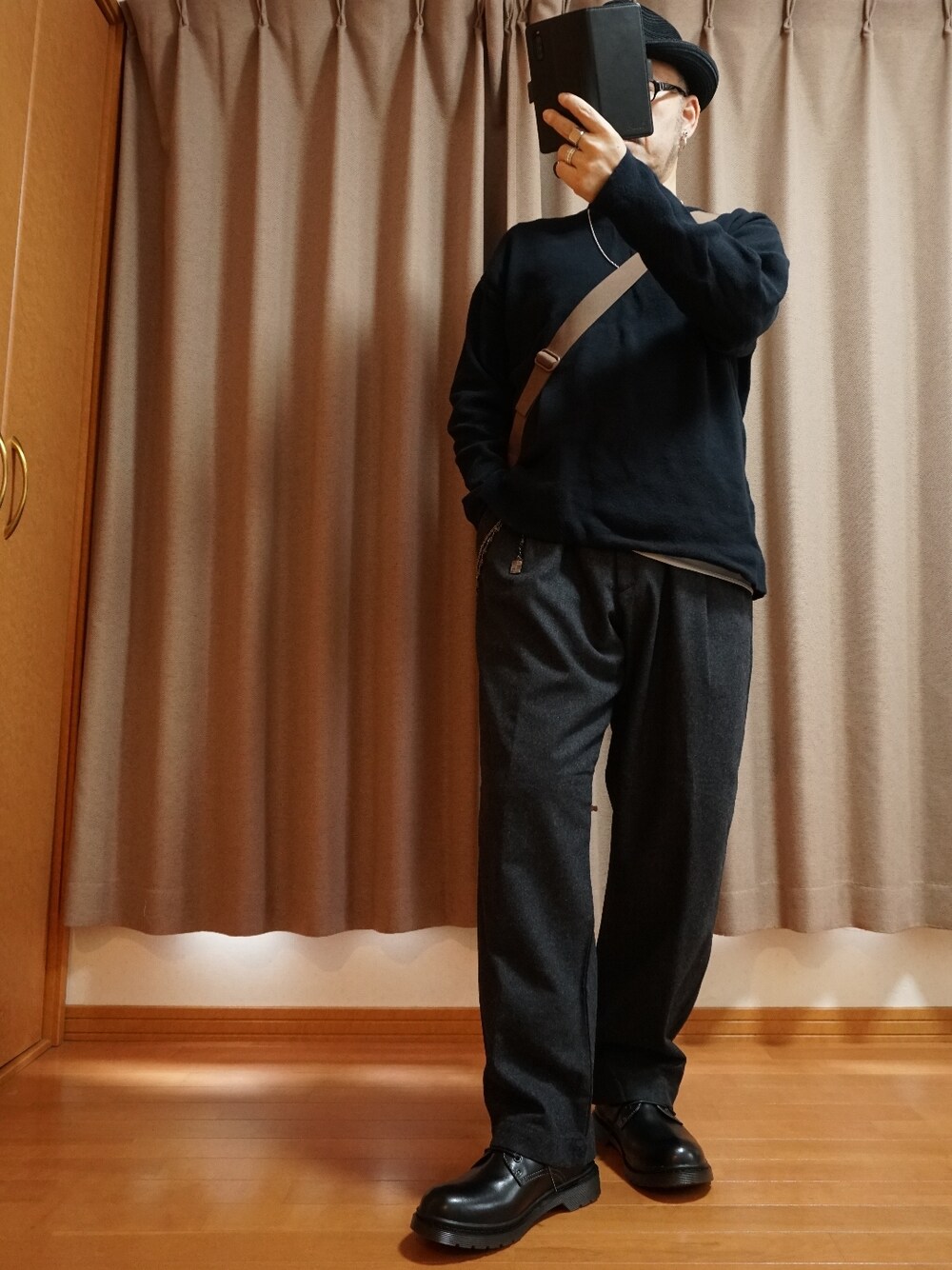 「オーバーサイズ、UNIQLO、ユニクロ、ハット、マーチン、+J、ニット」｜「JOYWAYのマーチンシューズ メンズ ポストマンシューズ 4ホールシューズ 3E 本革 メンズ（シューズ、ブラック系）」を使った、宣さん（メンズ・168cm）の夏コーディネートの1枚目の写真