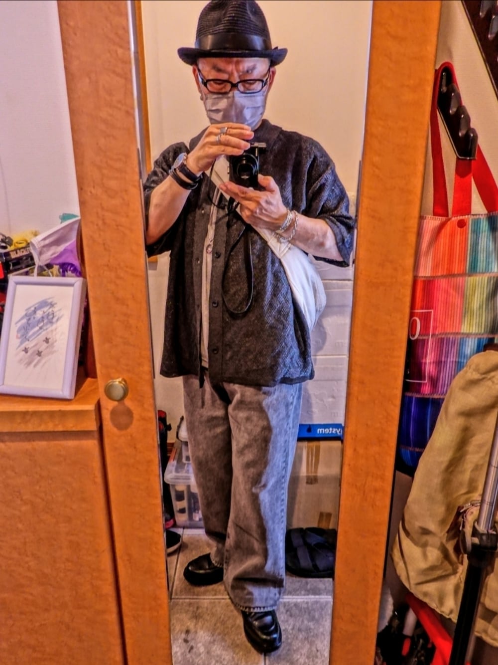 ブラック系のシューズ、グレー系のシャツ/ブラウス、ベージュ系のTシャツ/カットソーを着用したメンズの夏コーディネートの1枚目の写真