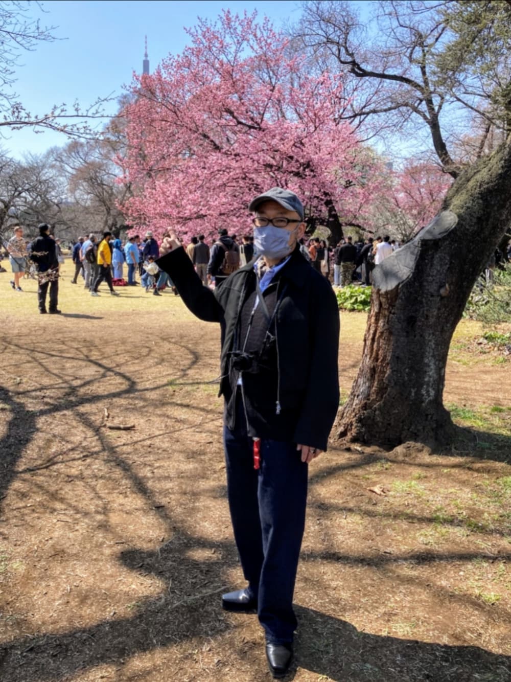 ブラック系のブーツ、ブルー系のデニムパンツ、グレー系のシャツ/ブラウスを着用したメンズの春コーディネートの1枚目の写真