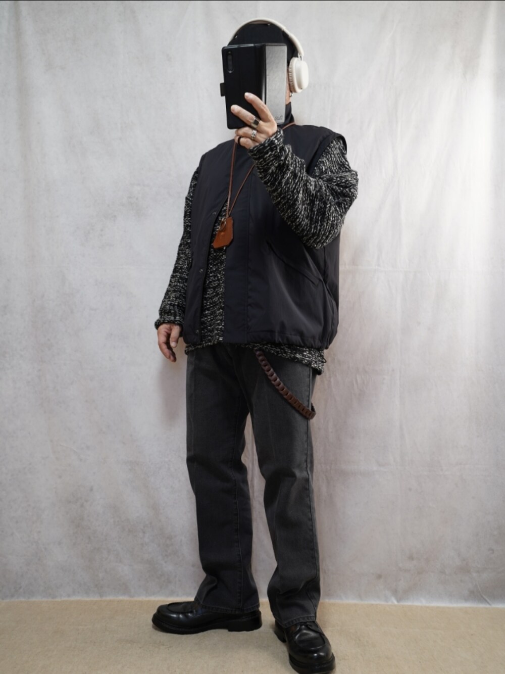 「メンズファッション、シンプル、お出かけコーデ、お洒落さんとつながりたい、服好きな人と繋がりたい、プチプラ、ビッグシルエット、デニムパンツ、大人カジュアル、シンプルコーデ、革靴、デニムコーデ、ニット、キャスケット、クロシェット」｜「G.C.morelliのアイテム（シューズ、ブラック系）」を使った、宣さん（メンズ・168cm）の春コーディネートの1枚目の写真