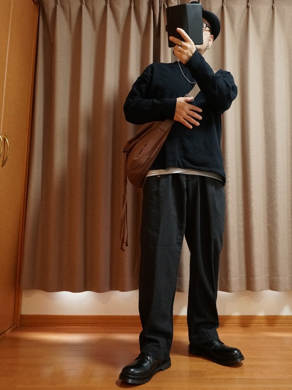 「オーバーサイズ、UNIQLO、ユニクロ、ショルダーバッグ、ハット、マーチン、+J」｜「UNIQLOのウールブレンドタックパンツ　+J（パンツ、グレー系）」を使った、宣さん（メンズ・168cm）の秋コーディネートの1枚目の写真