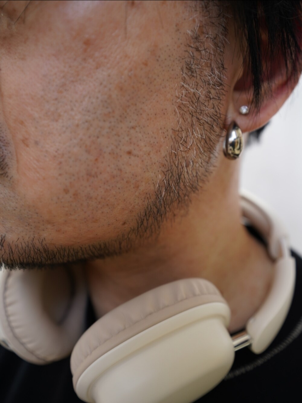 「シンプル、ピアス、フープピアス」｜「GOLDYのスレンダー ドロップ ワンタッチピアス（ピアス（両耳用）、シルバー系）」を使った、宣さん（メンズ・168cm）の春コーディネートの1枚目の写真