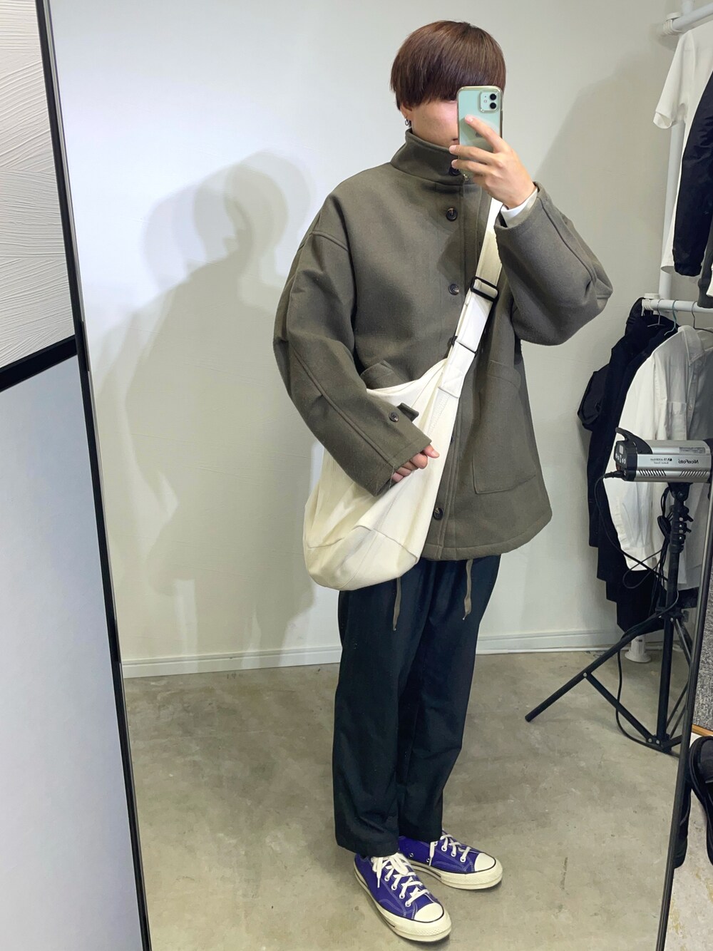 「秋冬コーデ、お洒落さんとつながりたい、秋服コーデ、ビッグシルエット、スニーカー、converse、ブルゾン、緑、カジュアル、ショルダーバッグ、ユニセックス、休日コーデ、リラックススタイル、秋ルック紹介するよ、スラックス」｜「CONVERSEのアイテム（スニーカー、パープル系）」を使った、あめ☔さん（メンズ・173cm）の秋コーディネートの1枚目の写真