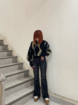 大塚胡桃さんの「セミフィットフレアハイウエストジーンズ」を使ったコーディネート