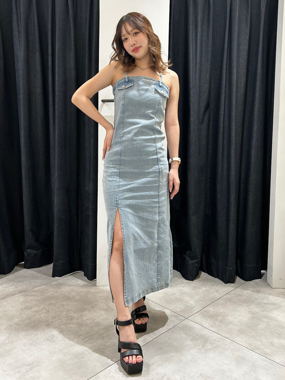 「SPIRALGIRL、デニムワンピ、デニムコーデ、夏コーデ、サンダル、ロングワンピース、キャミワンピース、レイヤードスタイル、でにむ、ワンピースコーデ」｜「SPIRALGIRLのストレッチデニムキャミワンピース（ワンピース、ブルー系）」を使った、miaさん（レディース・158cm）の夏コーディネートの1枚目の写真