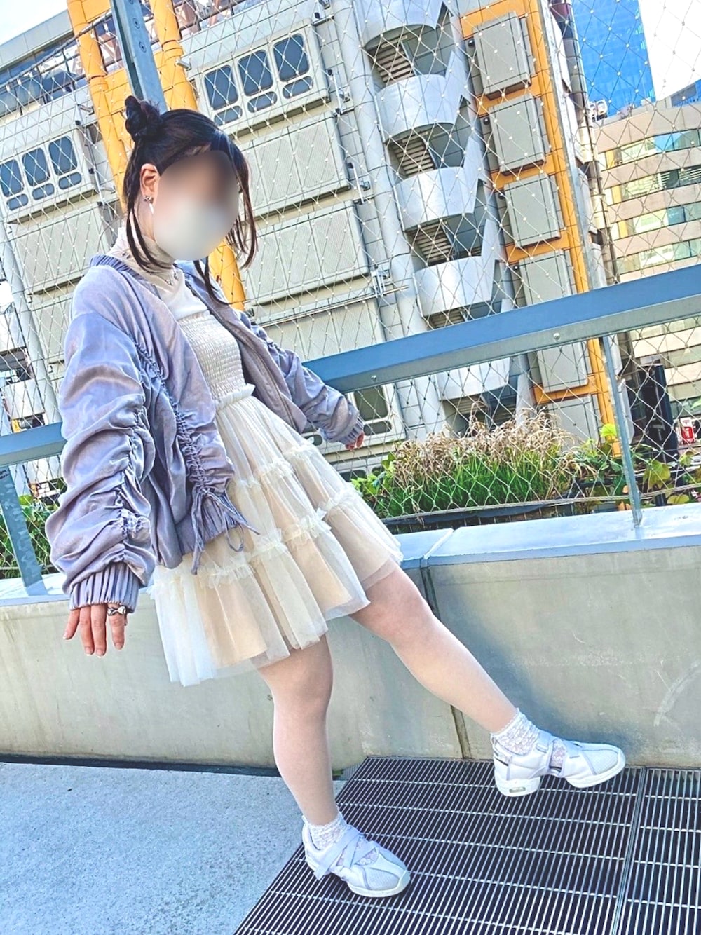 ホワイト系のジャンパースカート、グレー系のブルゾン、ホワイト系のその他トップスを着用したレディースの春コーディネートの1枚目の写真