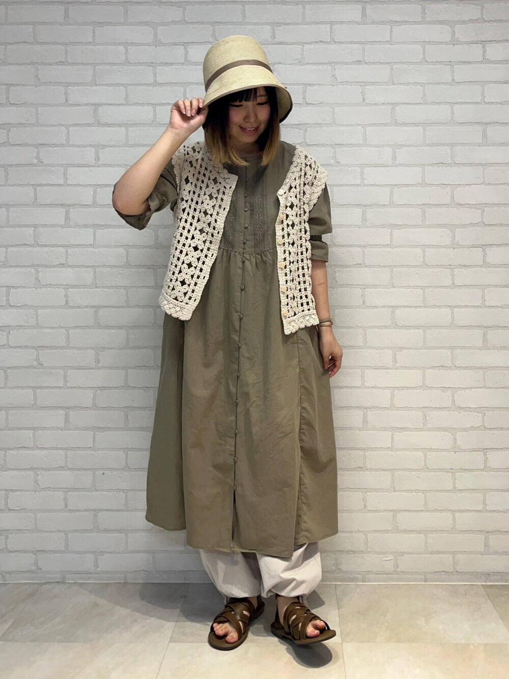 「サマンサ モスモス(Samansa Mos2)、SM2、Samansa Mos2、おしゃれさんと繋がりたい、ootd、カーキ、ベスト、ワンピース、レイヤードスタイル、夏コーデ、初秋コーデ、秋服準備はじめました、ナチュラル」｜「Samansa Mos2の【抗菌防臭】ブレードキャペリンハット（ハット、ベージュ系）」を使った、かもし🦆さん（レディース・160cm）の夏コーディネートの1枚目の写真