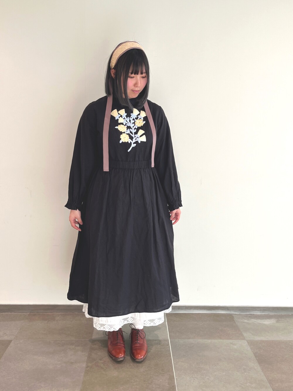 「サマンサ モスモス(Samansa Mos2)、サマンサモスモス、SM2、春コーデ、黒、ワンピース、ガーリー、ナチュラル、クラシカル、レース、刺繍」｜「Samansa Mos2のラフィアリボンカチューシャ（ネックレス、ブラウン系）」を使った、かもし🦆さん（レディース・160cm）の春コーディネートの1枚目の写真