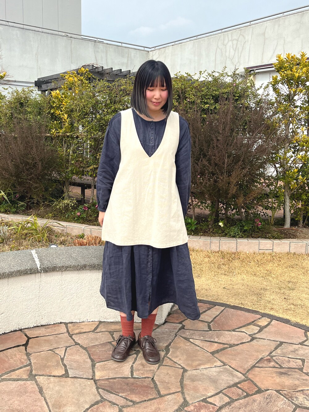 「サマンサ モスモス(Samansa Mos2)、サマンサモスモス、SM2、今日のコーデ、ラクチンコーデ、ナチュラル、ワンピース、ベスト、リネン、ネイビー、ネイビー×ホワイト、春コーデ、おしゃれさんと繋がりたい、ootd」｜「Samansa Mos2の【ETHICAL CRAFTS】アスデル加工ピンタックワンピース（ワンピース、ブルー系）」を使った、かもし🦆さん（レディース・160cm）の春コーディネートの1枚目の写真
