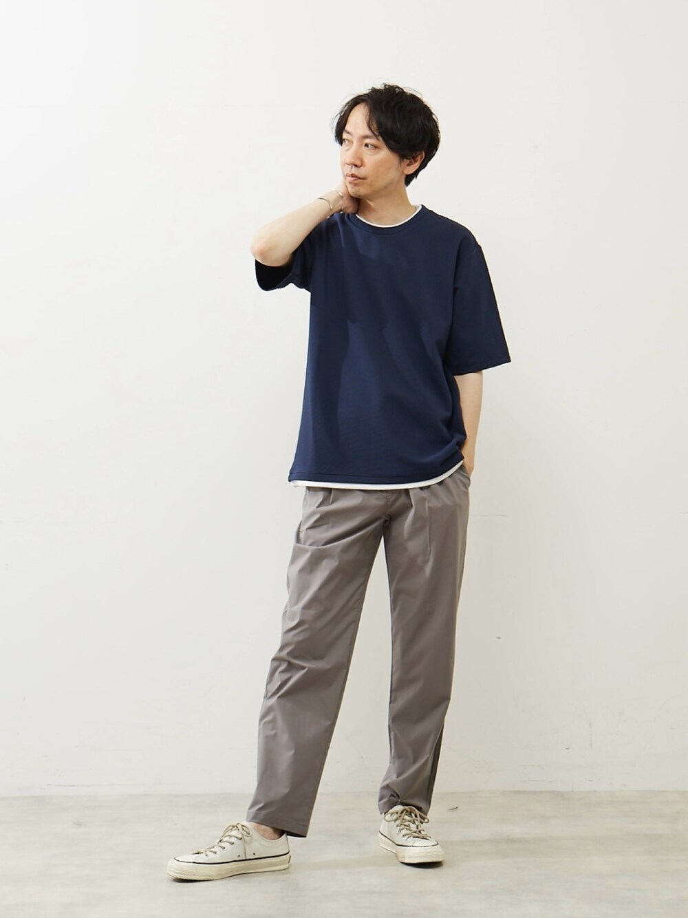 「スニーカー、カジュアル、シンプル、Tシャツ、大人カジュアル、休日スタイル、シンプルコーデ、夏コーデ、カジュアルコーデ、オトナカジュアル」｜「MASTER FRAMEの【MASTER FRAME/マスターフレーム】エステルスパンリップルクルーネックTシャツ（Tシャツ/カットソー、ブルー系）」を使った、kentaro.tさん（メンズ・177cm）の夏コーディネートの1枚目の写真