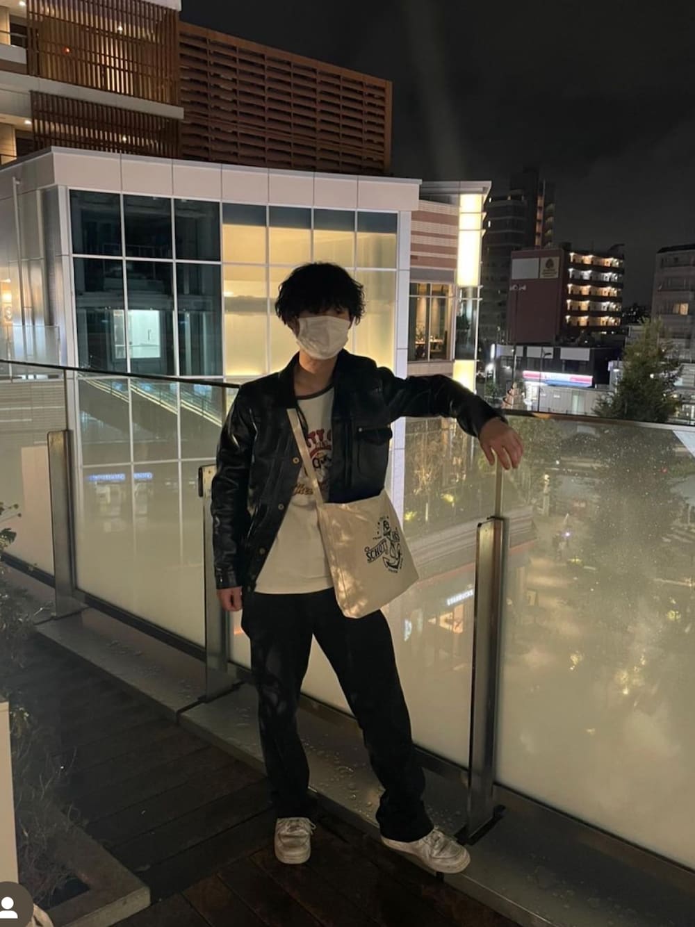 「革ジャンコーデ、過去pic、フリーレイジ、ラグランTシャツ、freerage、アメカジコーデ、ヴィンテージファッション、海外ファッション、メンズファッション、フォローミー、followme」｜「Dickiesのアイテム（チノパンツ、ブラック系）」を使った、はしーさん（メンズ・168cm）の冬コーディネートの1枚目の写真