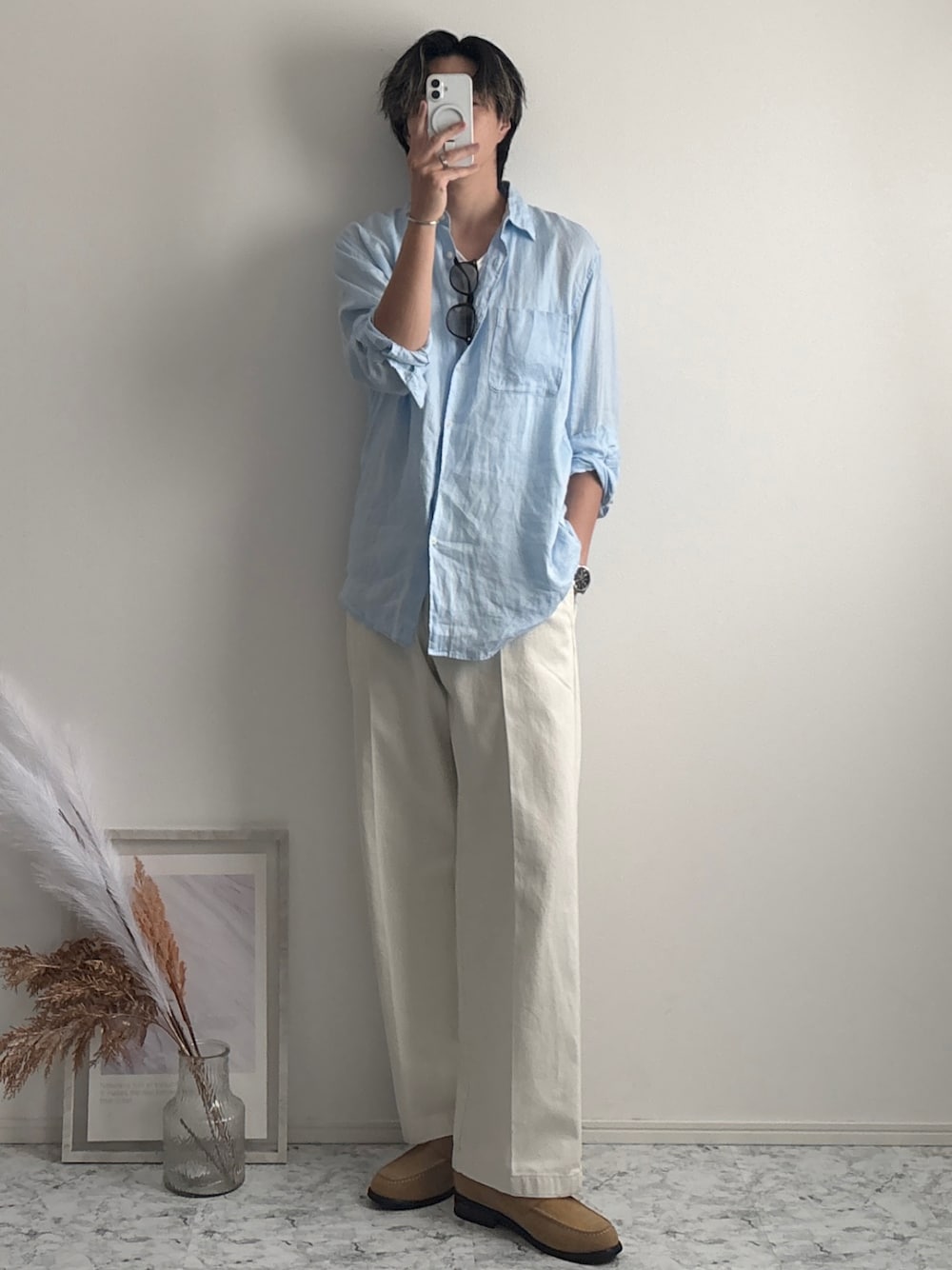 ブラウン系のローファー、ブルー系のシャツ/ブラウス、ホワイト系のデニムパンツを着用したメンズの夏コーディネートの1枚目の写真