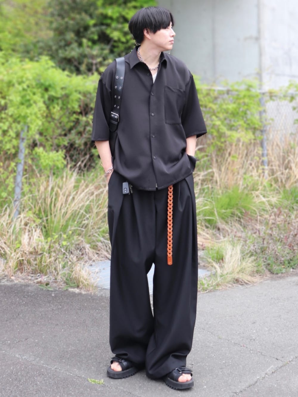「レイヤードスタイル、サンダル、夏コーデ、シャツスタイル、タンクトップ、スラックス、ワイドパンツ、ショルダーバッグ、韓国ファッション、アウトドアスタイル、ブラックコーデ、プチプラ、きれいめカジュアル、お出かけコーデ、フェススタイル」｜「epnokのアソートベーシックルーズシャツSS（シャツ/ブラウス、ブラック系）」を使った、YUHEIさん（骨格ナチュラル・メンズ・178cm）の夏コーディネートの1枚目の写真