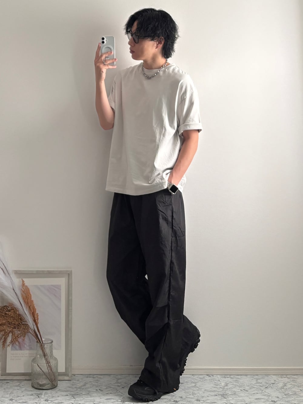 ブラック系のスニーカー、ホワイト系のTシャツ/カットソー、ブラック系のその他パンツを着用したメンズの夏コーディネートの1枚目の写真