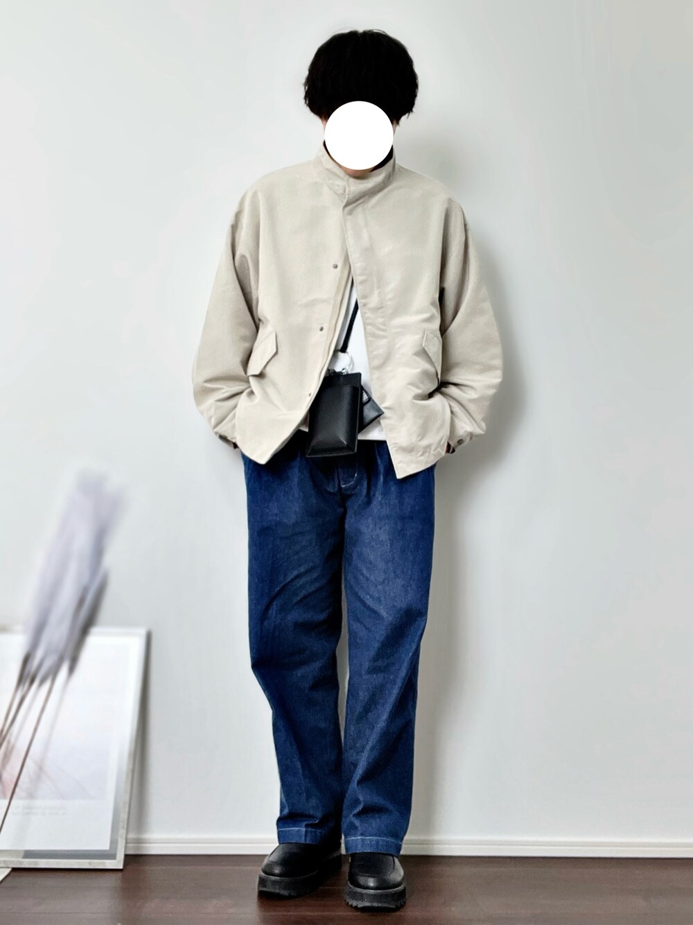 「ブルゾン、ベージュ、デニムパンツ、ワイドパンツ、革靴、ショルダーバッグ、お出かけコーデ、休日スタイル、シンプルコーデ、アースカラー、きれいめカジュアル、冬コーデ、大人コーデ、プチプラ」｜「ASTRONOMYのビッグシルエットドロップショルダーショートモッズブルゾンM-65　タフタ/PUレザ（ブルゾン、ベージュ系）」を使った、YUHEIさん（メンズ・178cm）の冬コーディネートの1枚目の写真