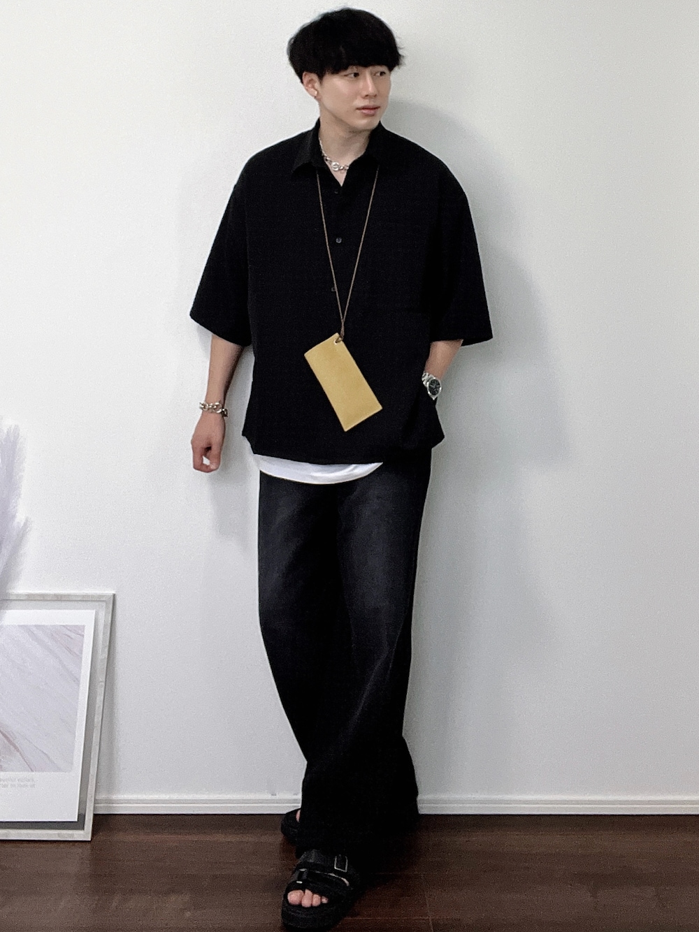 ブラック系のデニムパンツ、ブラック系のシャツ/ブラウス、ホワイト系のタンクトップを着用したメンズの夏コーディネートの1枚目の写真
