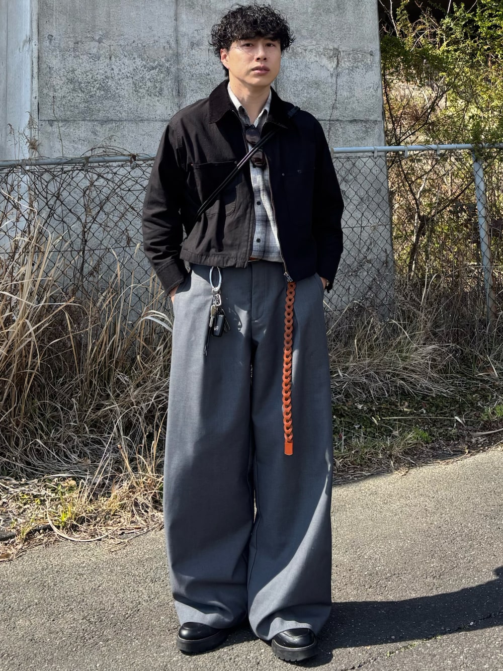 ブラック系のショルダーバッグ、ブラック系のドレスシューズ、ホワイト系のシャツ/ブラウスを着用したメンズの春コーディネートの1枚目の写真