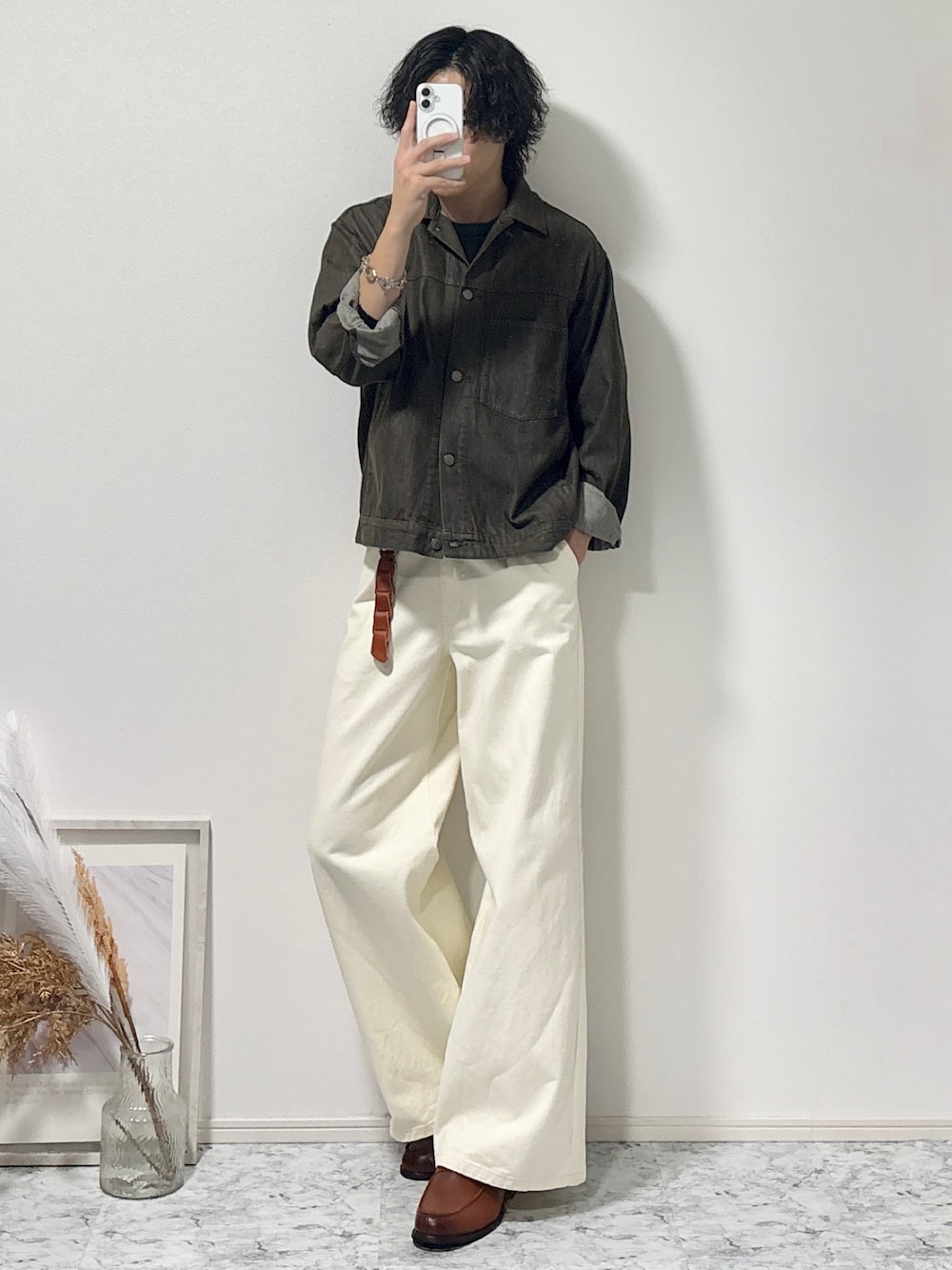 ブラウン系のローファー、ホワイト系のデニムパンツ、ブラック系のTシャツ/カットソーを着用したメンズの秋コーディネートの1枚目の写真