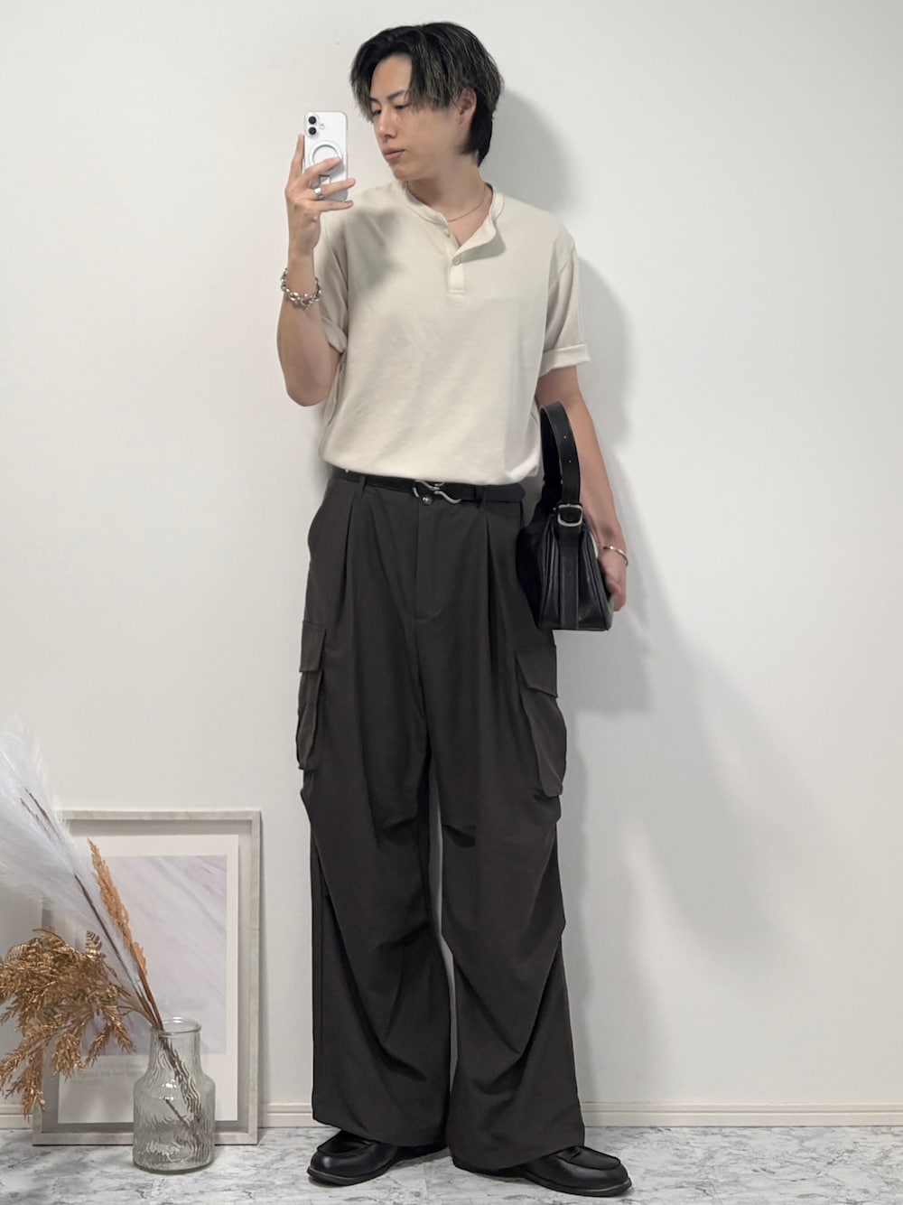 ブラック系のローファー、グレー系のその他パンツ、ブラック系のショルダーバッグを着用したメンズの夏コーディネートの1枚目の写真