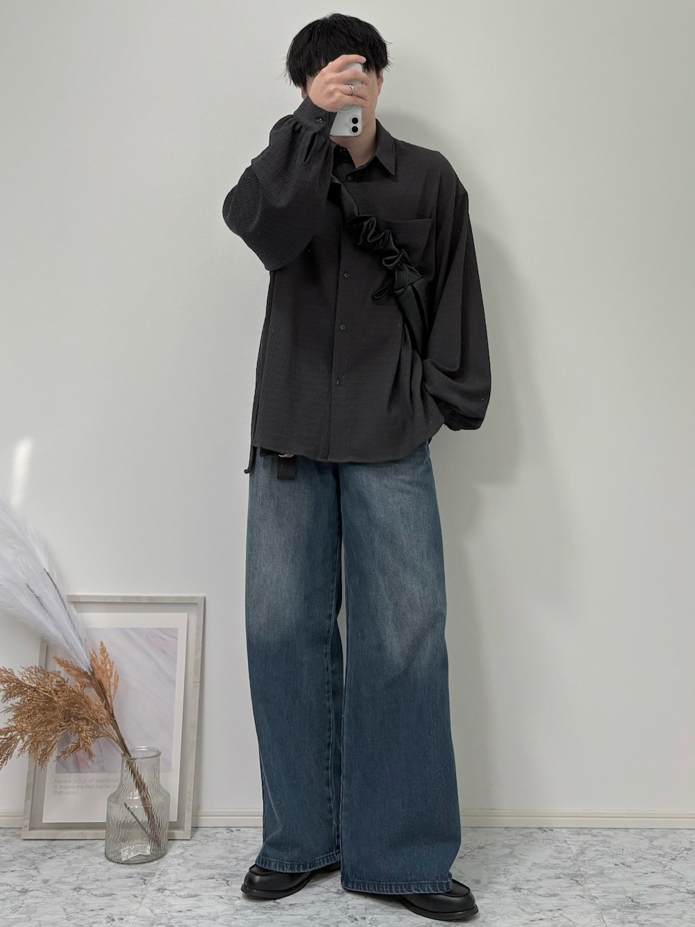 「ショルダーバッグ、ワイドパンツ、フレアパンツ、シャツスタイル、デニム、ローファー、シンプルコーデ、韓国ファッション、きれいめカジュアル、休日スタイル、プチプラ、古着MIX、雨の日コーデ、デートコーデ、春夏コーデ」｜「epnokの長袖シャツ（シャツ/ブラウス、ブラック系）」を使った、YUHEIさん（骨格ナチュラル・メンズ・178cm）の春コーディネートの1枚目の写真
