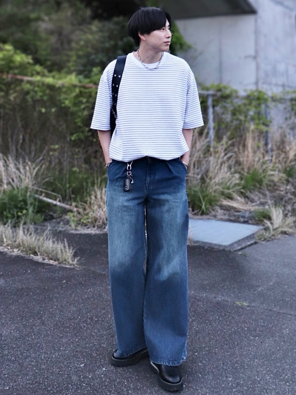 「夏コーデ、白Tシャツ、ボーダー、タックイン、デニム、ショルダーバッグ、フレアパンツ、アウトドアスタイル、お出かけコーデ、プチプラ、Tシャツ、きれいめカジュアル、シンプルコーデ、雨の日コーデ、韓国ファッション」｜「PLAN Toのしの - Surgical Stainless Wide Chain Necklace / サージカルステンレスワイドチェーンネックレス　made in INTER FACTORY（ネックレス、シルバー系）」を使った、YUHEIさん（骨格ナチュラル・メンズ・178cm）の夏コーディネートの1枚目の写真